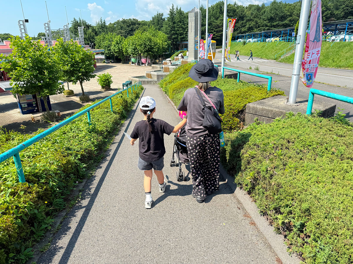 那須ハイランドパーク 駐車場から入場ゲートに向かう途中