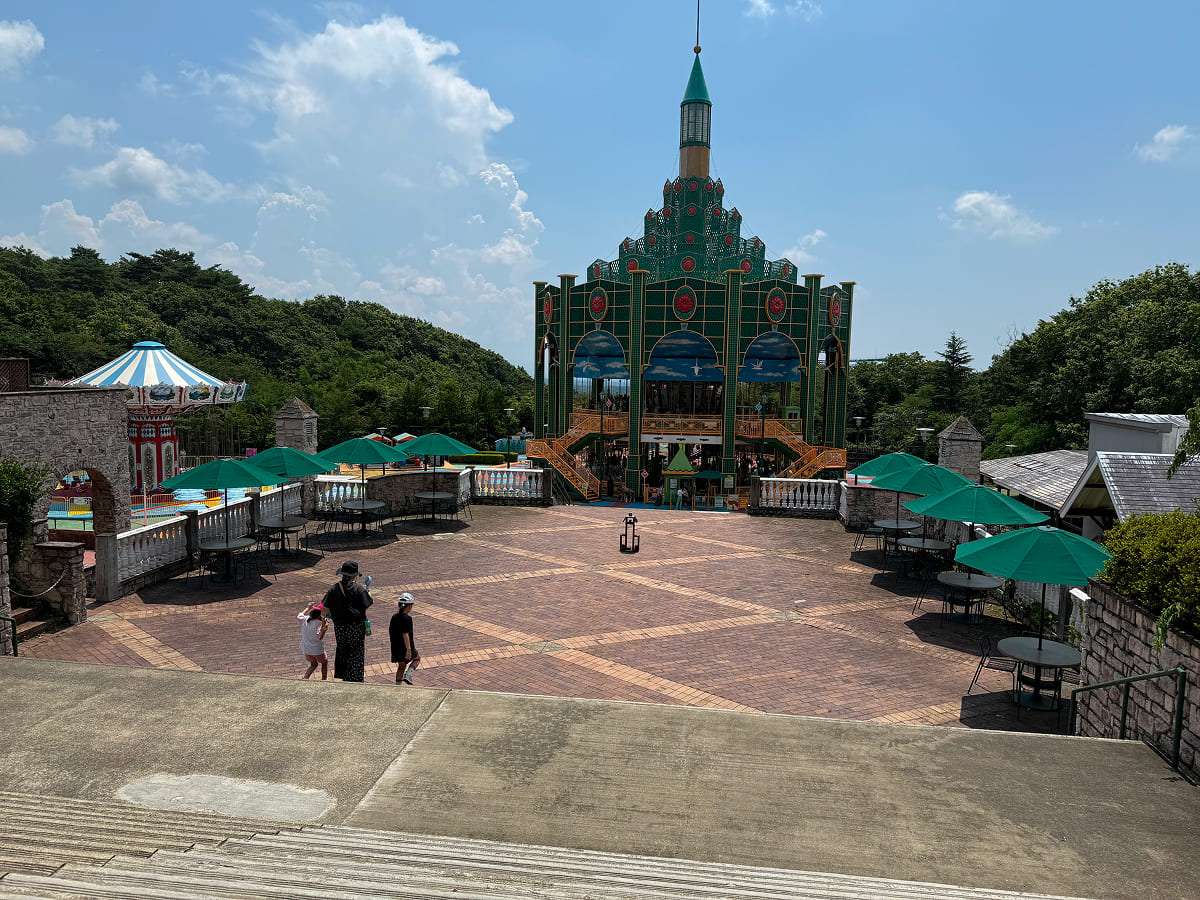 那須ハイランドパーク 2層式メリーゴーランド前の大階段